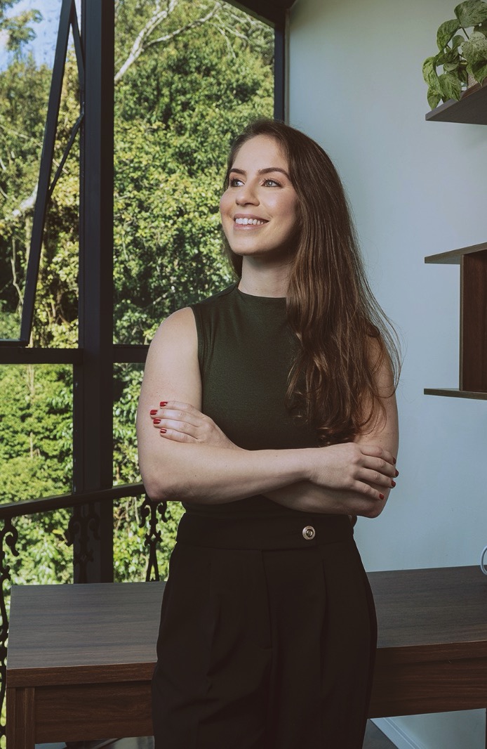 Gabriela Barros em seu consultório de neuropsicologia em Petrópolis